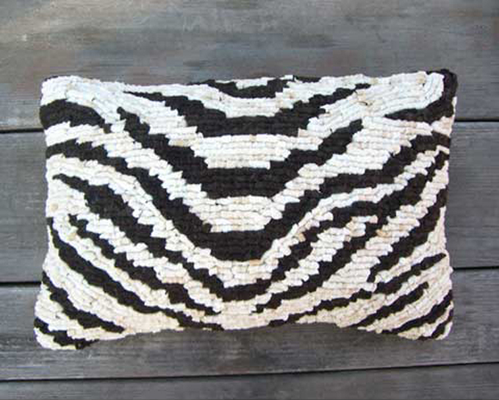 14” x 9” - Design by Theresa PulidoFeatured in the “Hook, Loop, & Lock” book. Made with wool fabric strips - 5-mesh canvas.